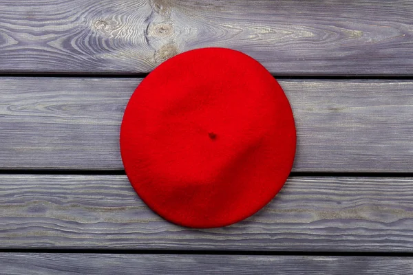 Bir kırmızı bere şapka.