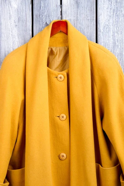 Закрыть желтое зимнее пальто . — стоковое фото