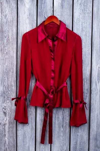 Kısa ipek kırmızı kimono.