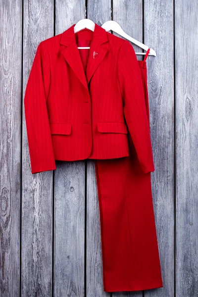 Abito da donna rosso con pantaloni . — Foto Stock