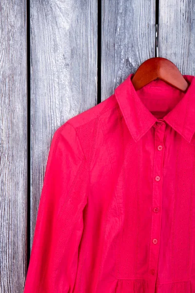 Askı üzerinde kadın bluzu.