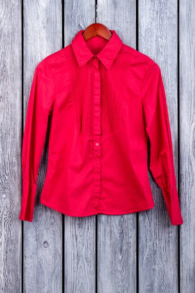 Askı kırmızı kadın forması.