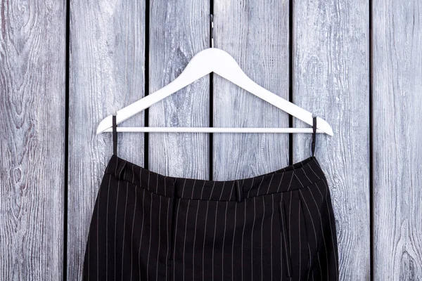 Siyah pantolon askı üzerine kapatın.