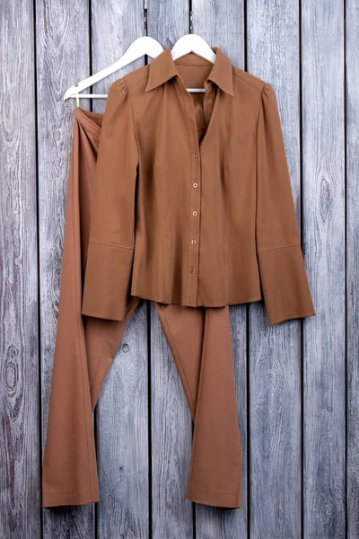 İş kahverengi Bayan takım elbise.