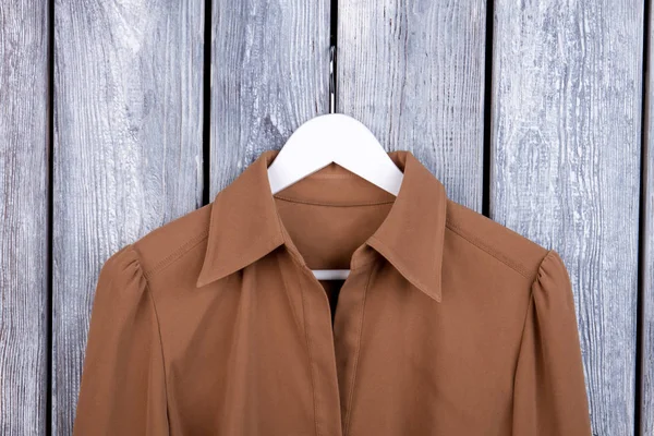 Kahverengi gömlek yaka.