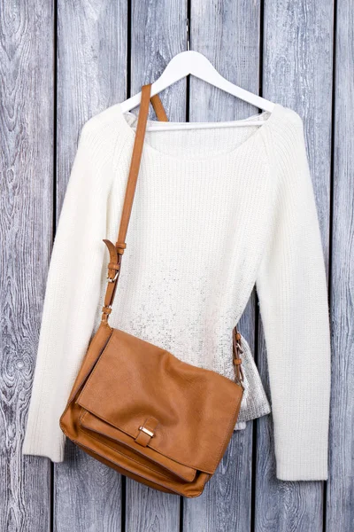 Kazak ve deri el çantası.