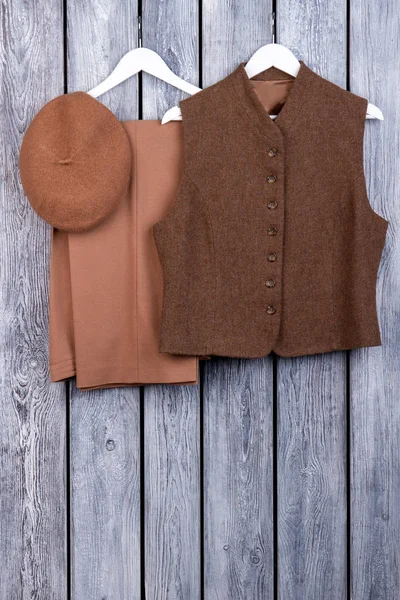 Kahverengi retro kış yün giyim.