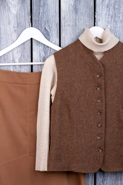 Sıcak kahverengi elbise.