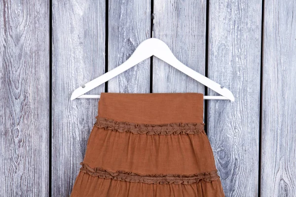 Etek, beyaz askı yakın çekim.