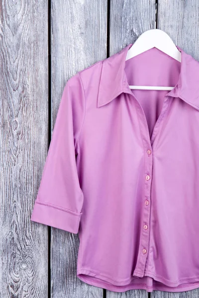 Askı Flatlay mor ipek forması.