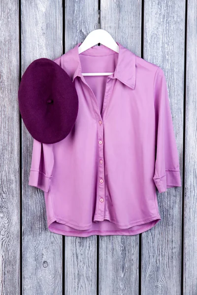 Mor elbise, gömlek ve şapka.