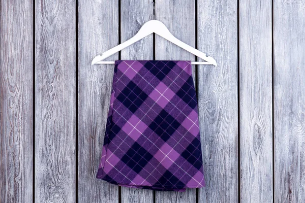 Düz yatıyordu menekşe Damalı etek.