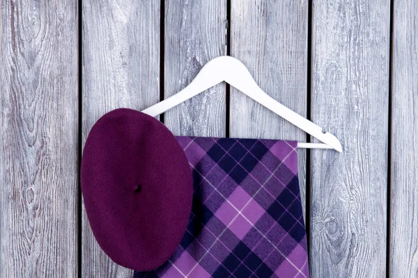 Üstten görünüm Yün şapka ve etek.