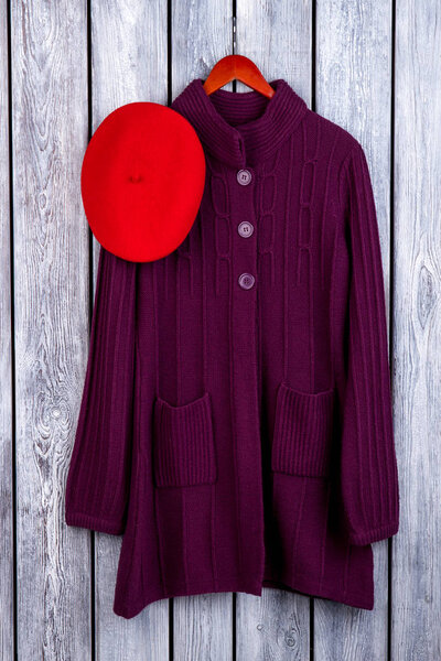 Бургундский шерстяной кардиган и красная беретная шляпа
.