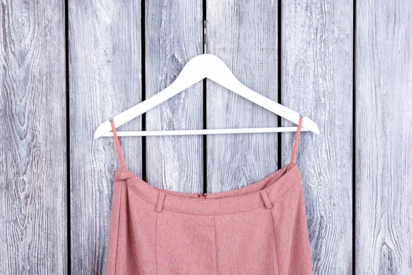 Pamuk elbise ile beyaz askı kapatın.