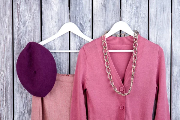 Bayan kıyafet ahşap arka plan üzerinde kapatın.