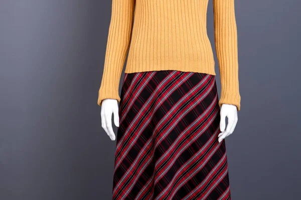 Sarı kazak ve manken, önden görünüm üzerinde Damalı etek.