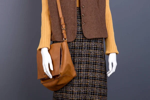 Önden görünüm kadın kış kıyafeti.