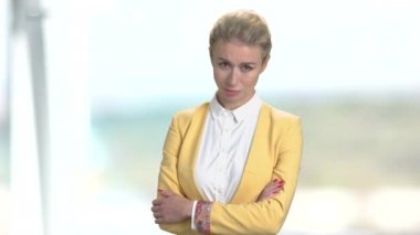 Üzgün olgun iş kadını.