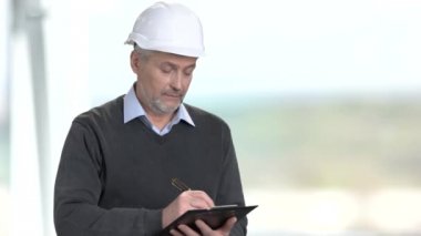 Olgun erkek teknisyen Pano'yu kullanıyor.