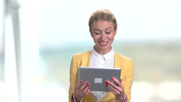 Πορτρέτο της ευτυχισμένος επιχειρηματικό γυναίκα που χρησιμοποιούν tablet pc. — Αρχείο Βίντεο