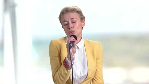 Obchodní žena zpěv s mikrofonem. — Stock video
