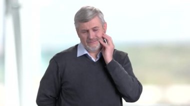 Bir diş ağrısı ile olgun iş adamı.