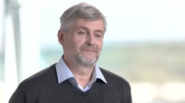 dalgın olgun iş adamı.