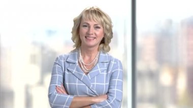 Olgun iş kadını kollarını ile geçti.