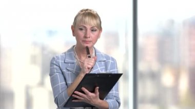 Ciddi olgun iş kadını panosuna yazma.