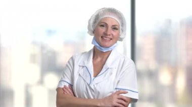 Kollarını ile olgun Doktor geçti.