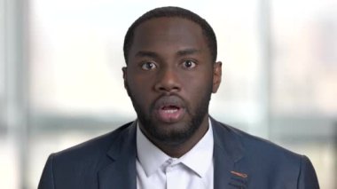 Şok afro Amerikalı iş adamı portresi.