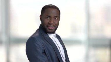 Mutlu neşeli siyah işadamı.