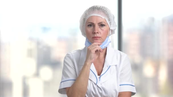 Красивая женщина-врач выглядит потрясенной . — стоковое видео