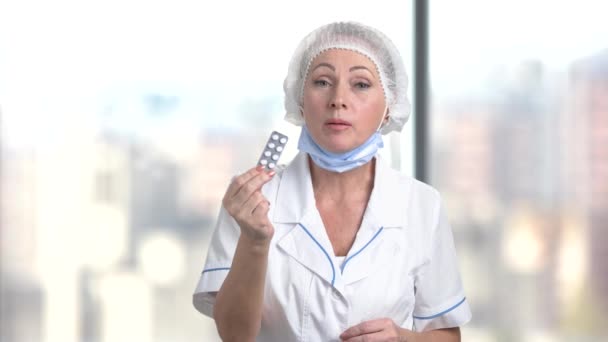Pielęgniarka kobiece kobieta lekarz przepisując tabletki. — Wideo stockowe