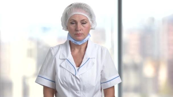 Arrabbiato medico femminile . — Video Stock