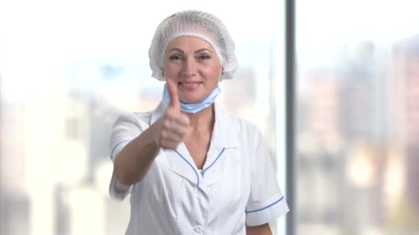 Smile mature female doctor shows thumb up. — Stock Video