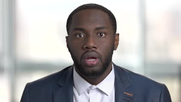 Portret van geschokt afro Amerikaans zakenman. — Stockvideo