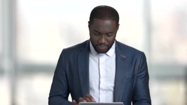 Siyah işadamı tablet ekrana dokunarak.