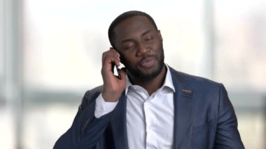Başarılı siyah iş adamı onun telefonda konuşurken bir takım elbise.