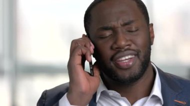 Siyah işadamı ciddi telefon sohbet.