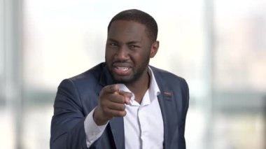 Suçlayarak ve suçlama siyah patron.