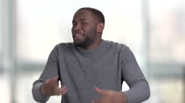 Siyah afro Amerikalı adam eğleniyor.