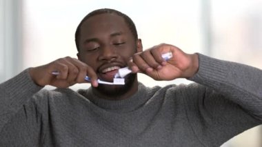 Siyah adam bir diş fırçası Diş macunu uygulayarak.