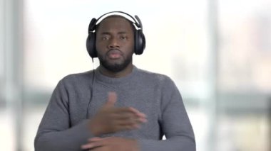 Müzik keyfi genç bir siyah adam portresi.