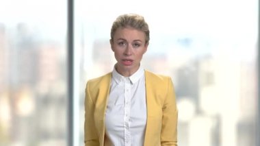Kızgın işkadını parlak office arka plan üzerinde konuşuyor.