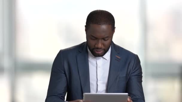 Zwarte man in pak spelen op Tablet PC. — Stockvideo