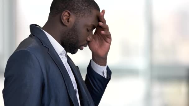 Cansado estressado homem de negócios preto . — Vídeo de Stock