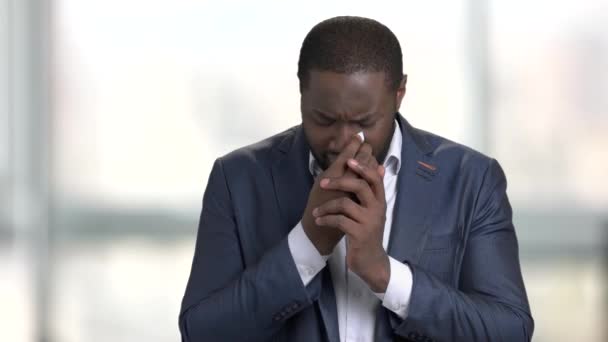 Emocjonalne biznesmen płacz. — Wideo stockowe