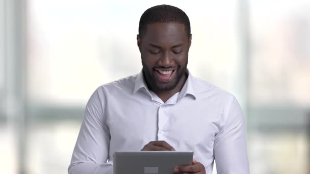 Vertrouwen afro Amerikaanse met tablet. — Stockvideo